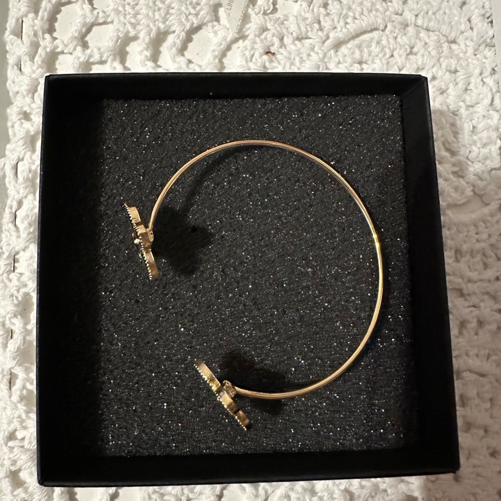Flower Bracelets in gold tone. NWT - Picture 7 of 7